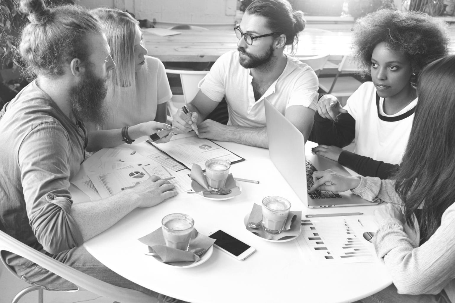 Studente concentrato durante sessione di apprendimento remoto